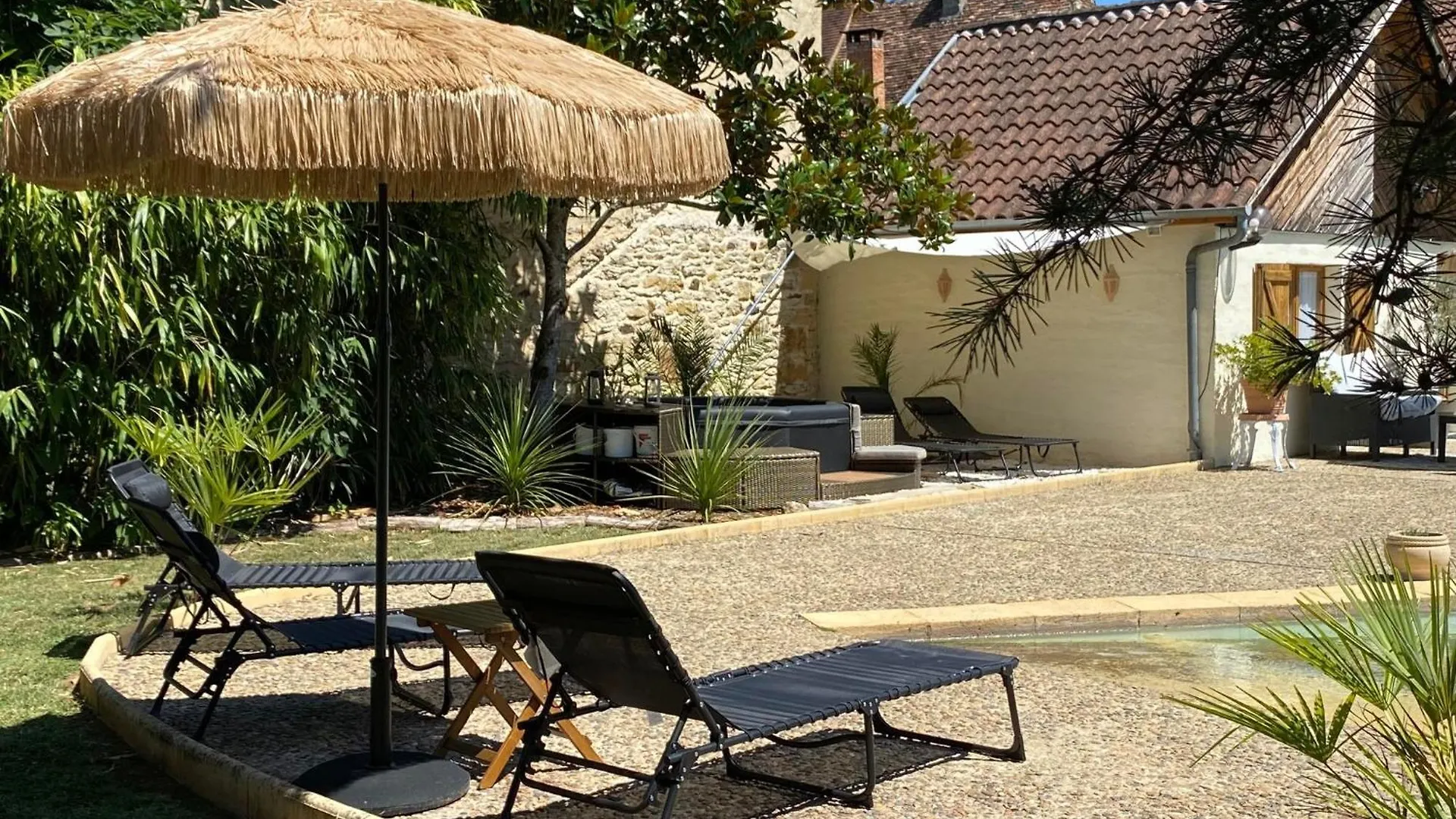 Auberge Du Relais D'Auniac - Hotel Bar Restaurant Piscine Anglars-Nozac France