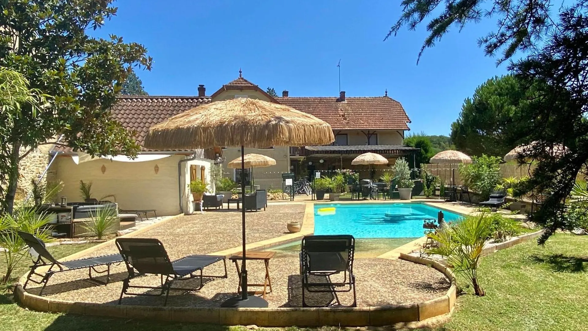 Auberge Du Relais D'Auniac - Hotel Bar Restaurant Piscine Anglars-Nozac